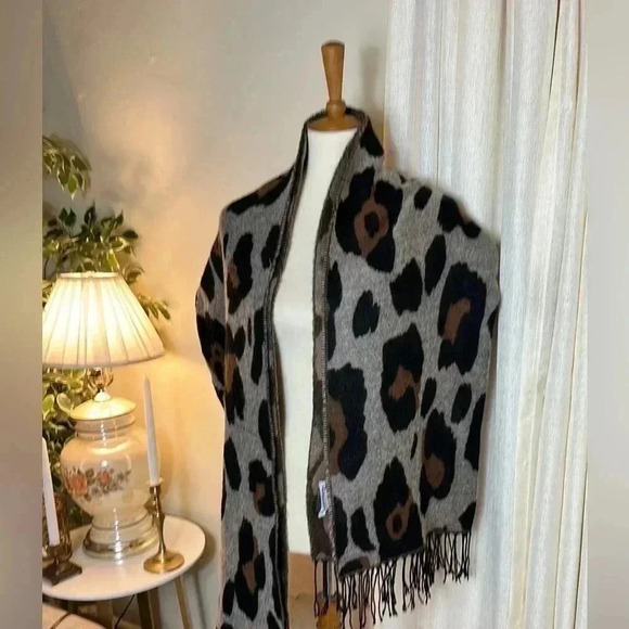 Amazon Essentials Women's Blanket Scarf Animal Print - Picture 4 of 14